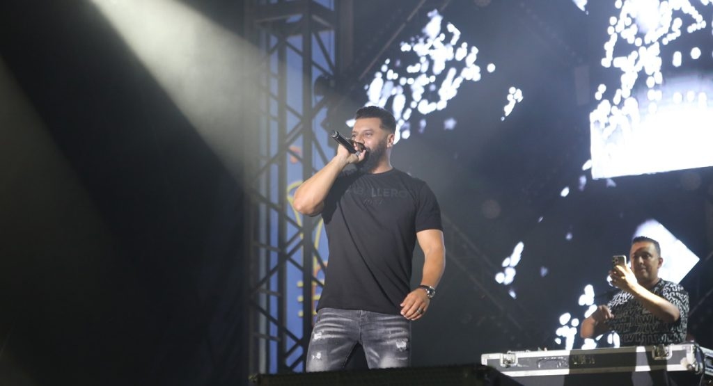✅ الرابور "مسلم" يلهب جمهور منصة الشواطئ لاتصالات المغرب بالحسيمة