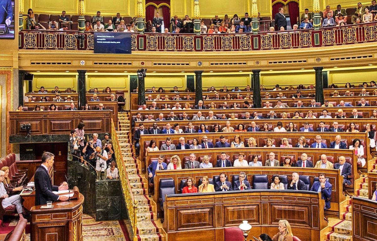 ✅ فضيحة شهادات مزورة تهز الساحة السياسية بإسبانيا وتدفع مسؤولين للإستقالة