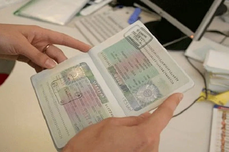 الأمن يُفكك شبكة لتزوير ملفات تأشيرات شينغن وتنظيم الهجرة السرية ويوقف 9 أشخاص