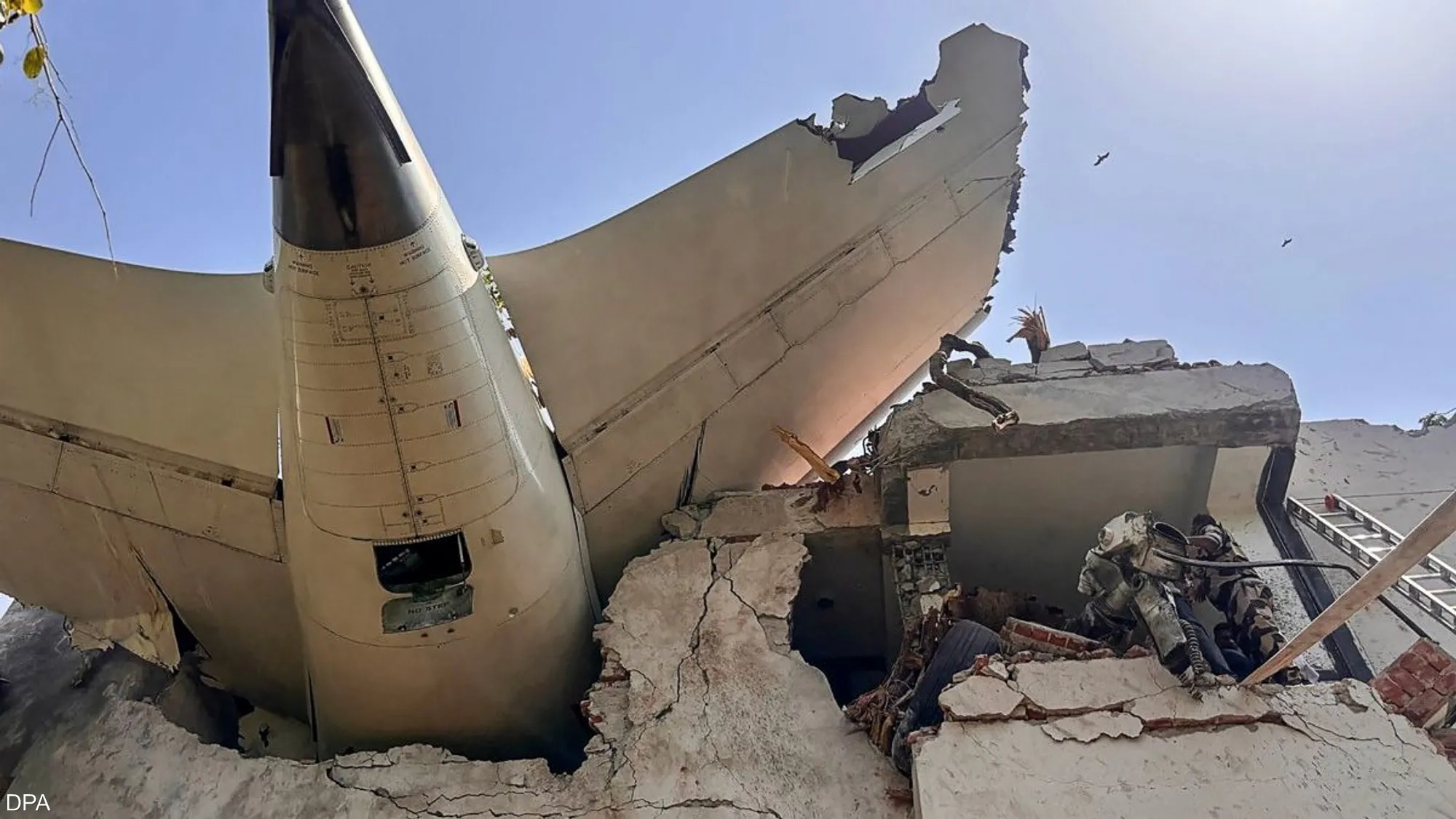 فاجعة جوية في الهند.. مصرع المئات في تحطم طائرة 'دريملاينر' كانت متجهة إلى بريطانيا (فيديو يوثق لحظة السقوط)