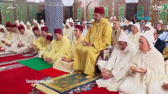 الملك يؤدي صلاة عيد الأضحى المبارك بمسجد الحسن الثاني بتطوان ويتقبل التهاني بهذه المناسبة السعيدة