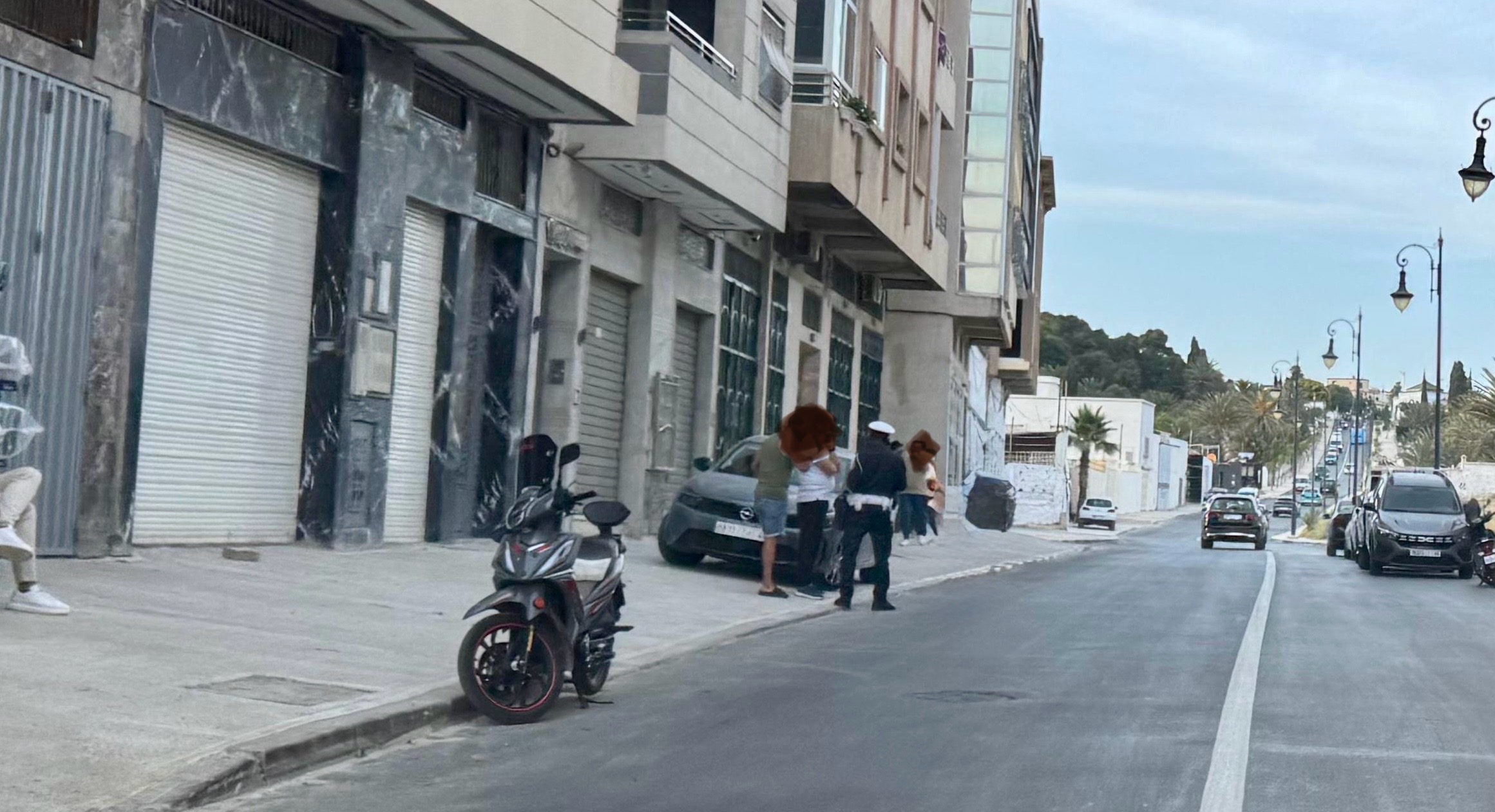 شرطة المرور تتدخل بطريق المجاهدين بطنجة بعد تداول فيديو يظهر احتلال الرصيف من طرف السيارات