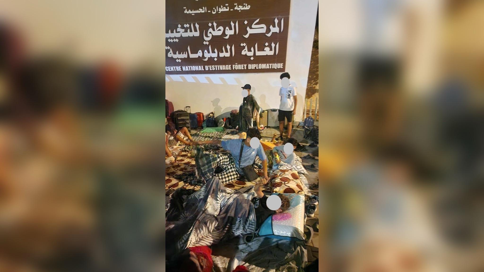 أطفال يفترشون الأرض أمام المركز الوطني للتخييم بالغابة الدبلوماسية.. مشاهد صادمة تستدعي تدخلاً عاجلاً!