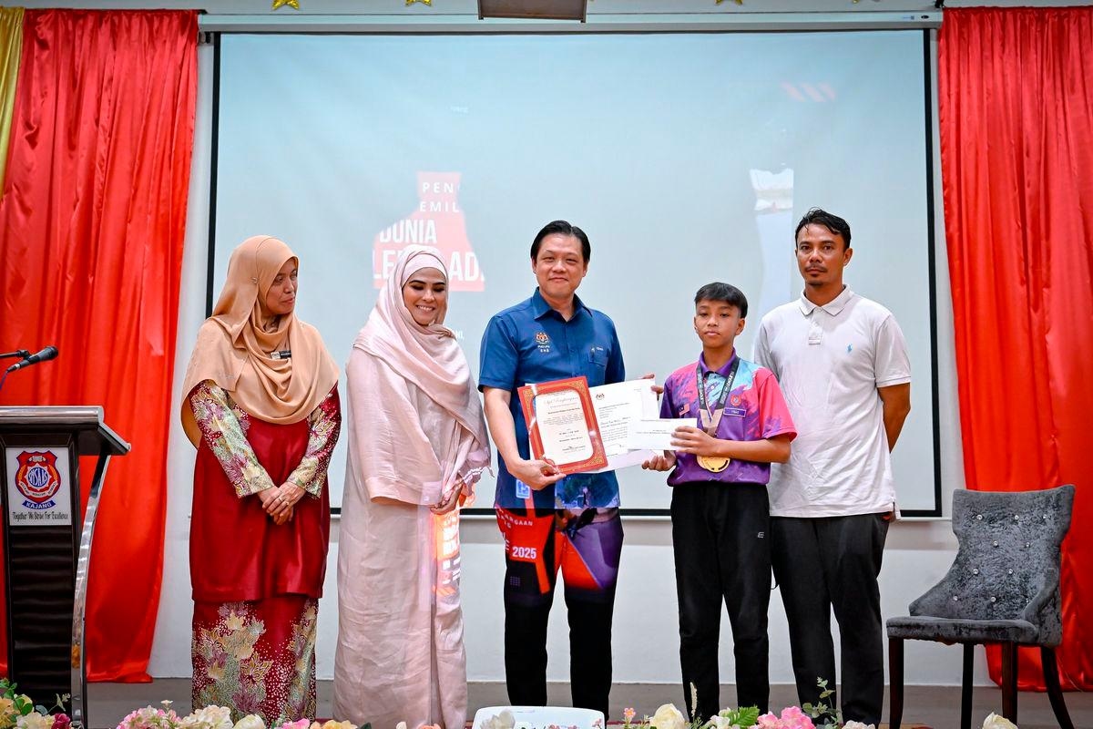 Malaysian teen wins roller freestyle world title, earns PM's praise