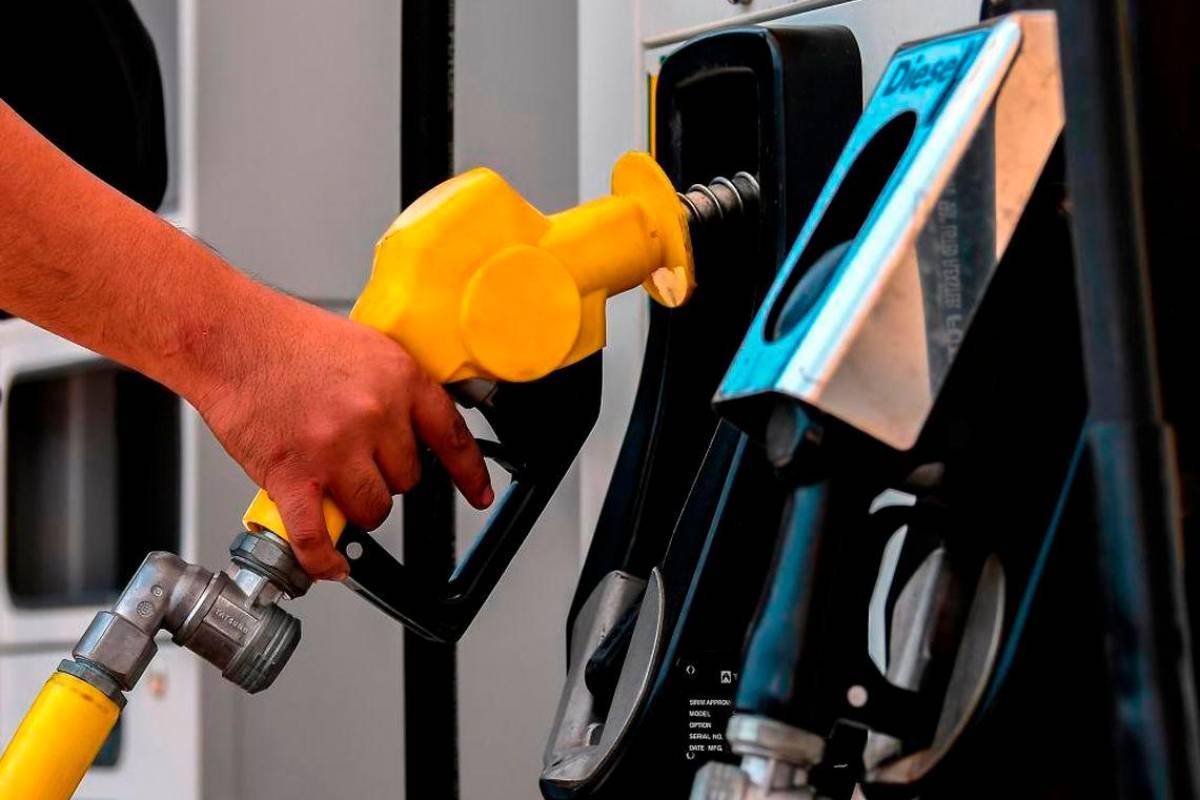 Singaporean criticises those filling up on RON95 in M'sia