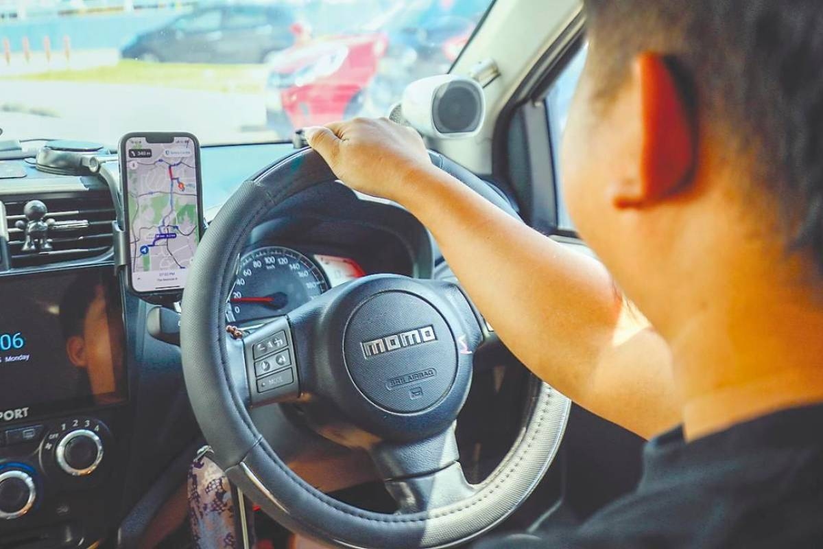 25-year-old M'sian shares that he earns up to RM9,000 as an e-hailing driver