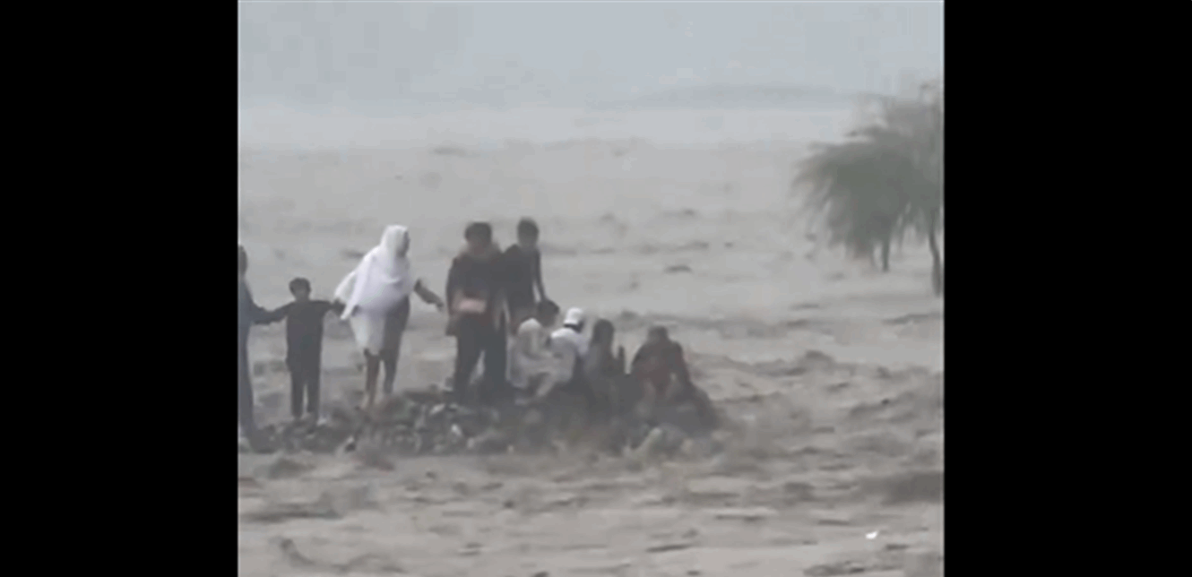 فيديو مرعب.. فيضان مفاجئ يودي بحياة 9 أفراد من عائلة واحدة