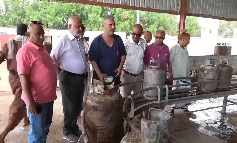 الحديدة.. السكان يطالبون السلطات المحلية بتوفير مادة الغاز المنزلي ومحاسبة المحتكرين