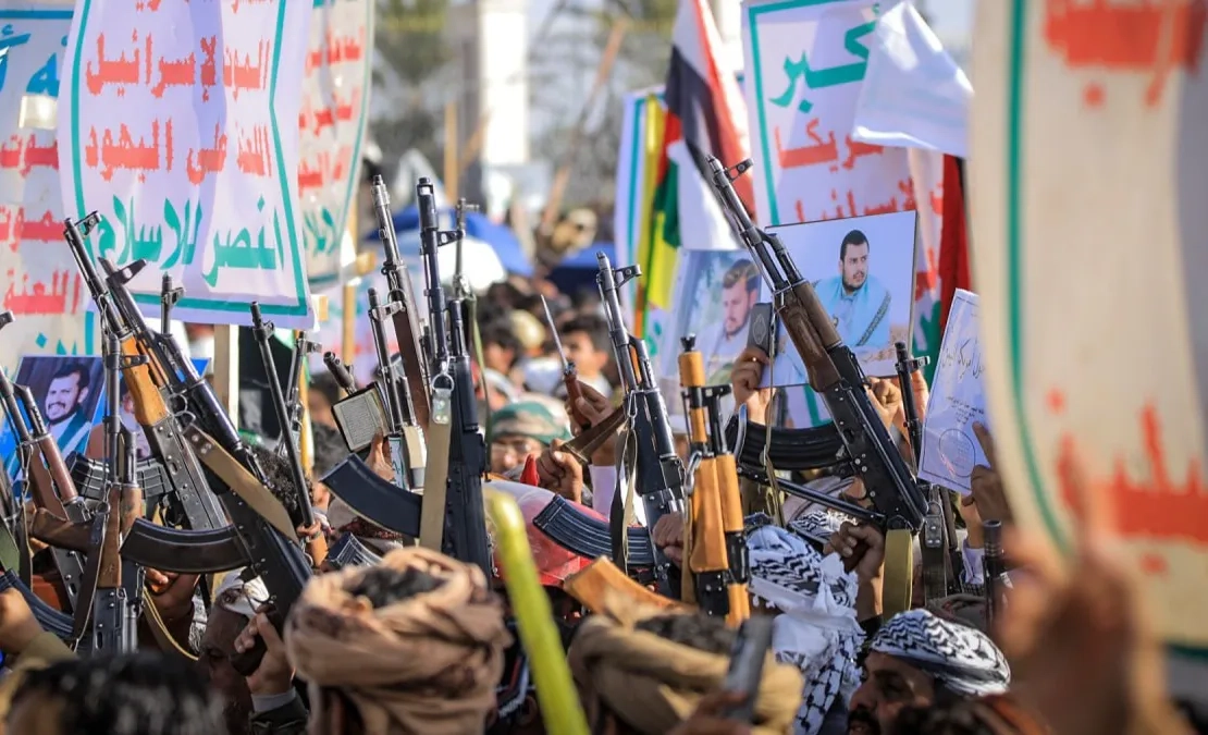 تقرير يكشف شبكة إيرانية لتمويل الحوثيين عبر التحايل على العقوبات