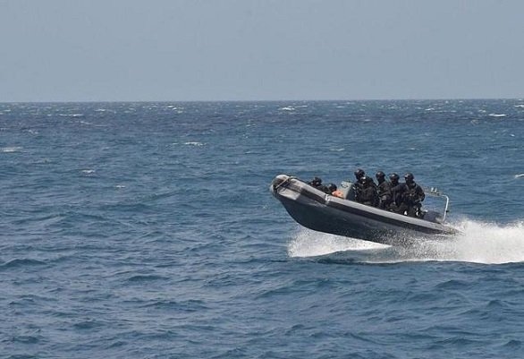 مناورات حوثية في خمس جزر ونشاط مكثف في موانئ الحديدة