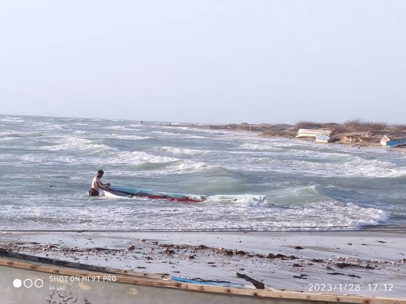 الرياح تواصل إغراق قوارب الصيادين في الخوخة.. ومطالب متجددة بإنشاء مرسى بحري