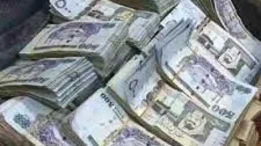 الأمن يُحبط عملية سرقة كبرى في لحج ويعيد أكثر من 177 ألف ريال سعودي لصاحبه
