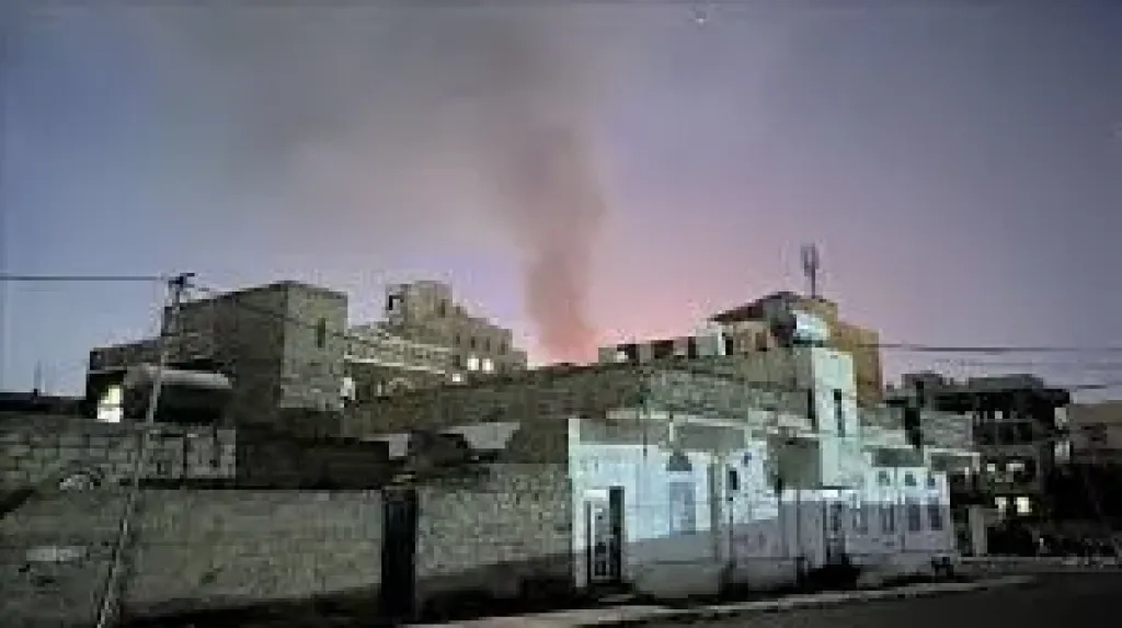 مليشيا الحوثي تستهدف حياً سكنياً في تعز بصاروخ باليستي وتخلّف دماراً واسعاً