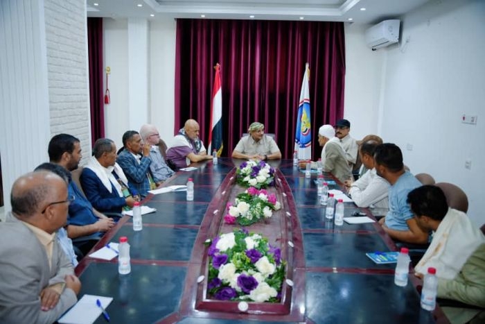 طارق صالح يبحث أزمة المياه في تعز ويوجه بالإشراف المباشر على مشروع الشيخ زايد