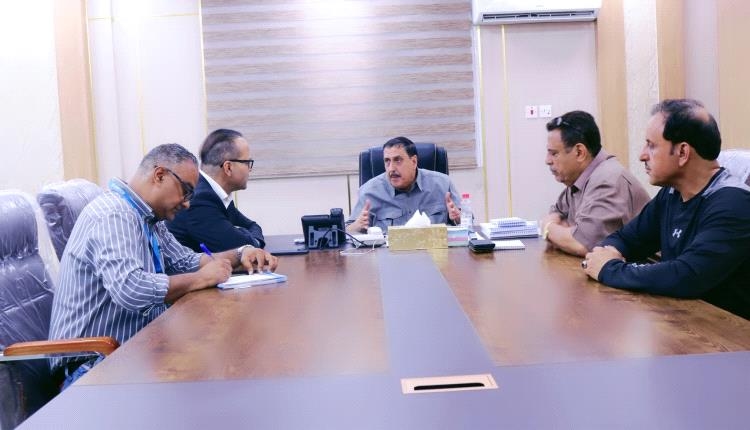 أوضاع النازحين واللاجئين محل بحث مدير الأمن ومسؤول أممي في عدن