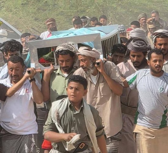 شبوة تودع شهيد التقطع وتطالب بسرعة القبض على الجناة وتعزيز الأمن