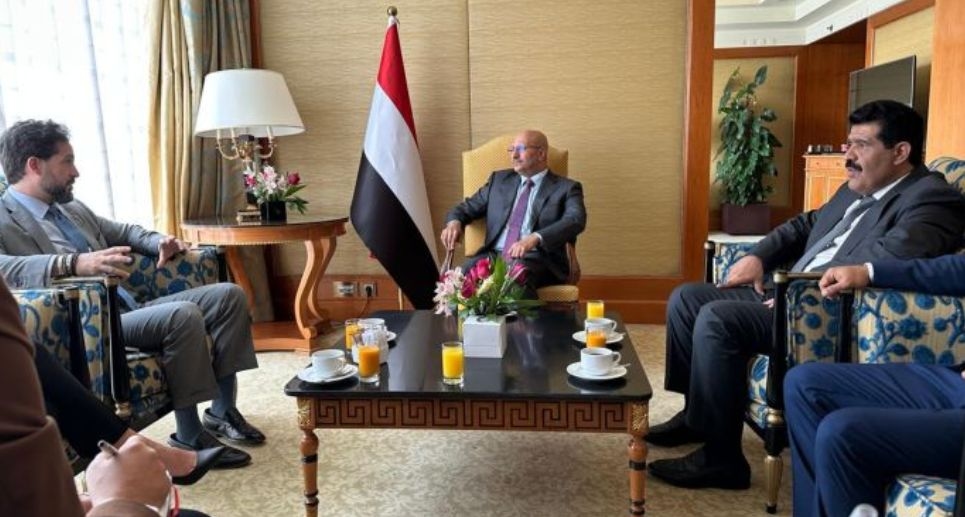 طارق صالح يبحث مع القائم بالأعمال الأمريكي مستجدات اليمن وأمن البحر الأحمر