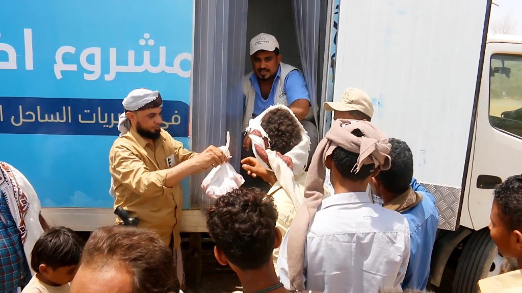 الخلية الإنسانية تواصل توزيع مشروع الأضاحي في مديريتي حيس والجراحي