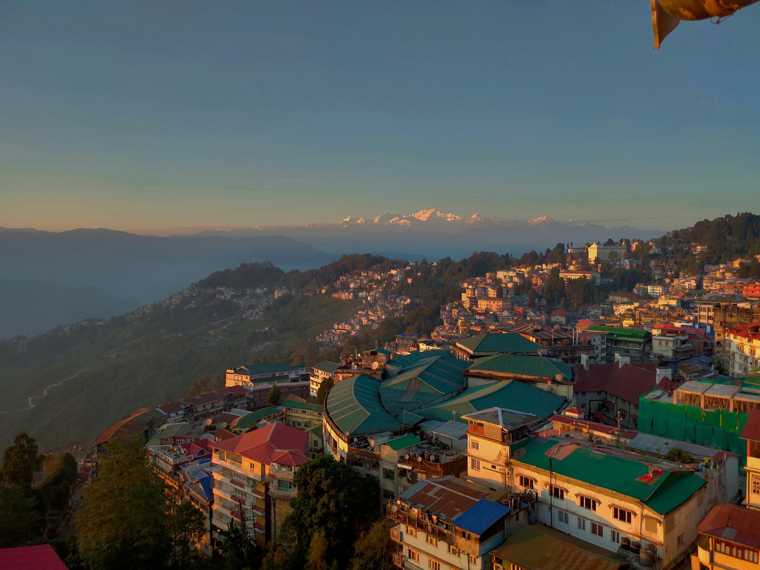 Darjeeling Tour Packages & Tourism Guide 2025 – Toy Train, Tea Gardens & Himalayan Views