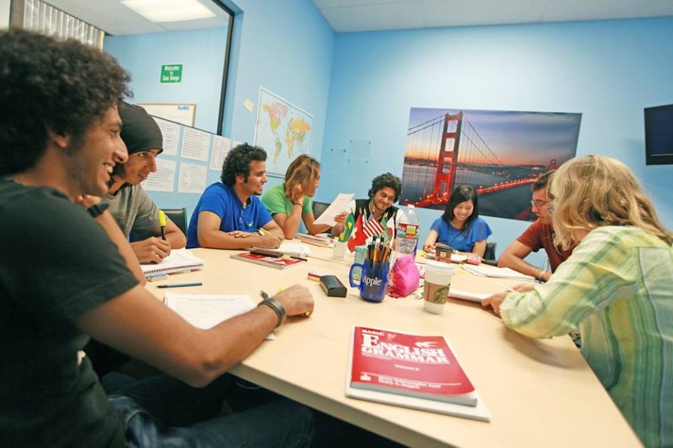 How an English Language Course in Lahore Improves Your Listening Skills