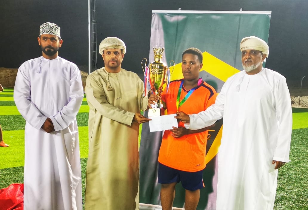 300 طالب مشارك في دوري أبطال المدارس لكرة القدم بنادي طاقة