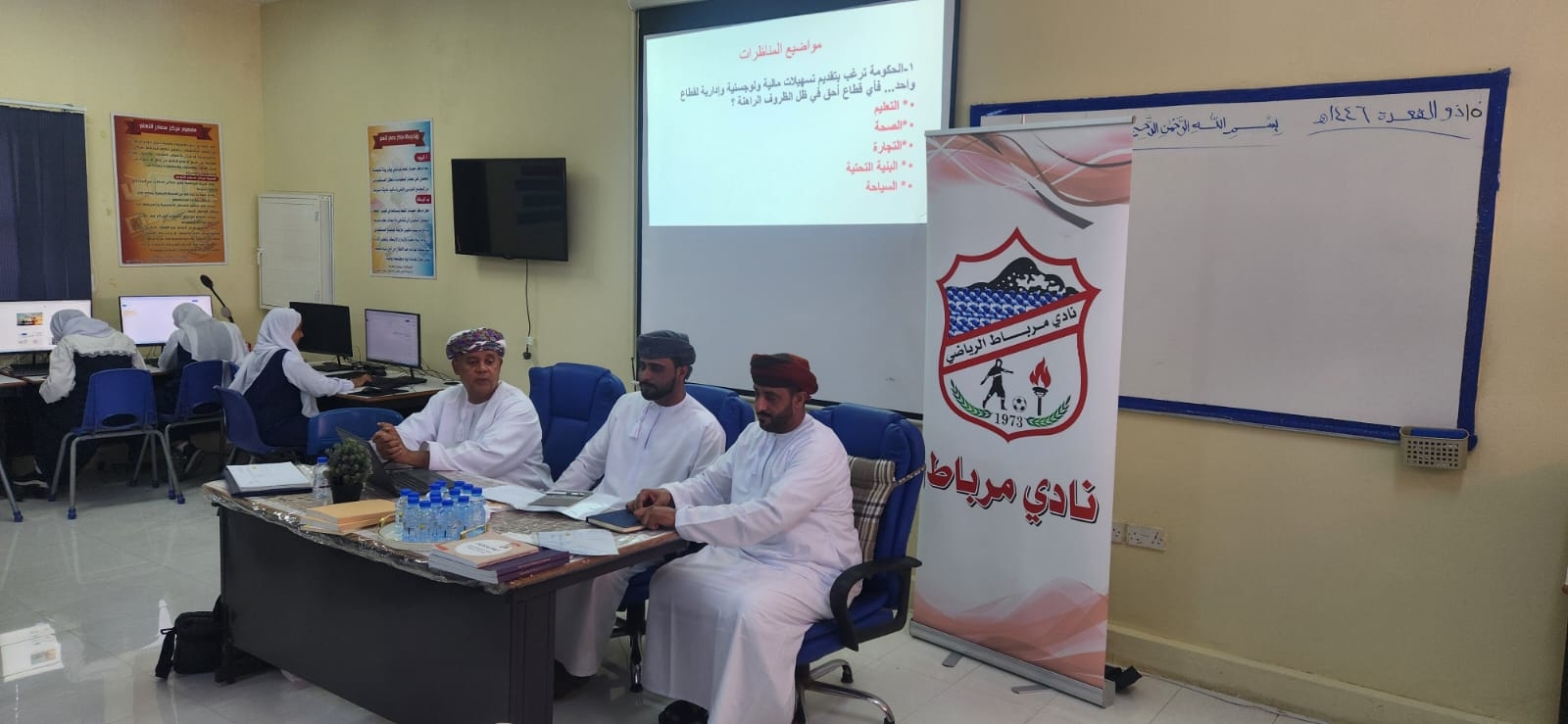اللجنة المحلية لمسابقة الإبداع الثقافي بمحافظة ظفار تزور نادي مرباط