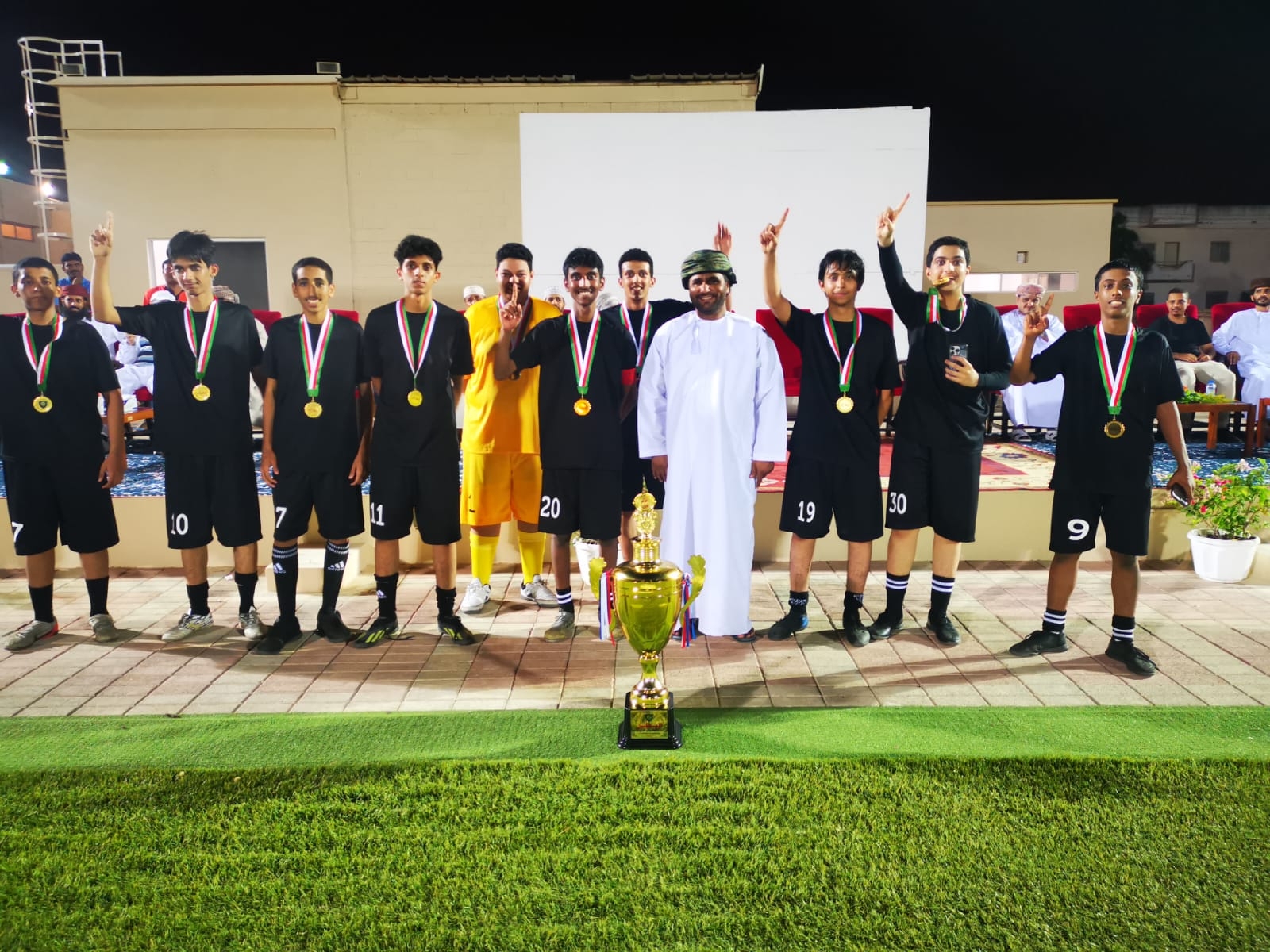 فريق الحادي عشر (ب) يتوج بلقب كروية معهد العلوم الإسلامية بصلالة