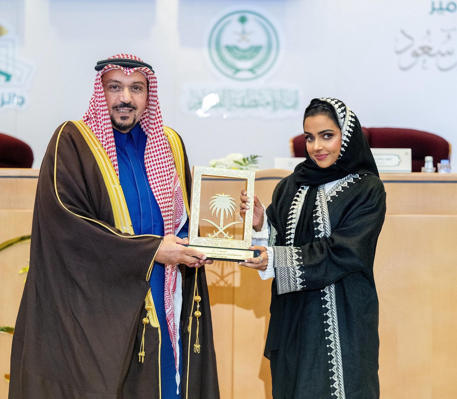 أمير القصيم يتوج نجلاء جان بجائزة صناع المحتوى للإعلام السياحي
