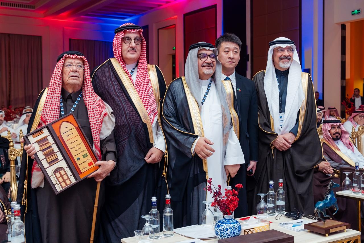 التجارة الوطنية تدشن حافلاتها الكهربائية بالمملكة وتعلن عن مصنع لتجميعها بالتعاون مع كينج لونج الصينية