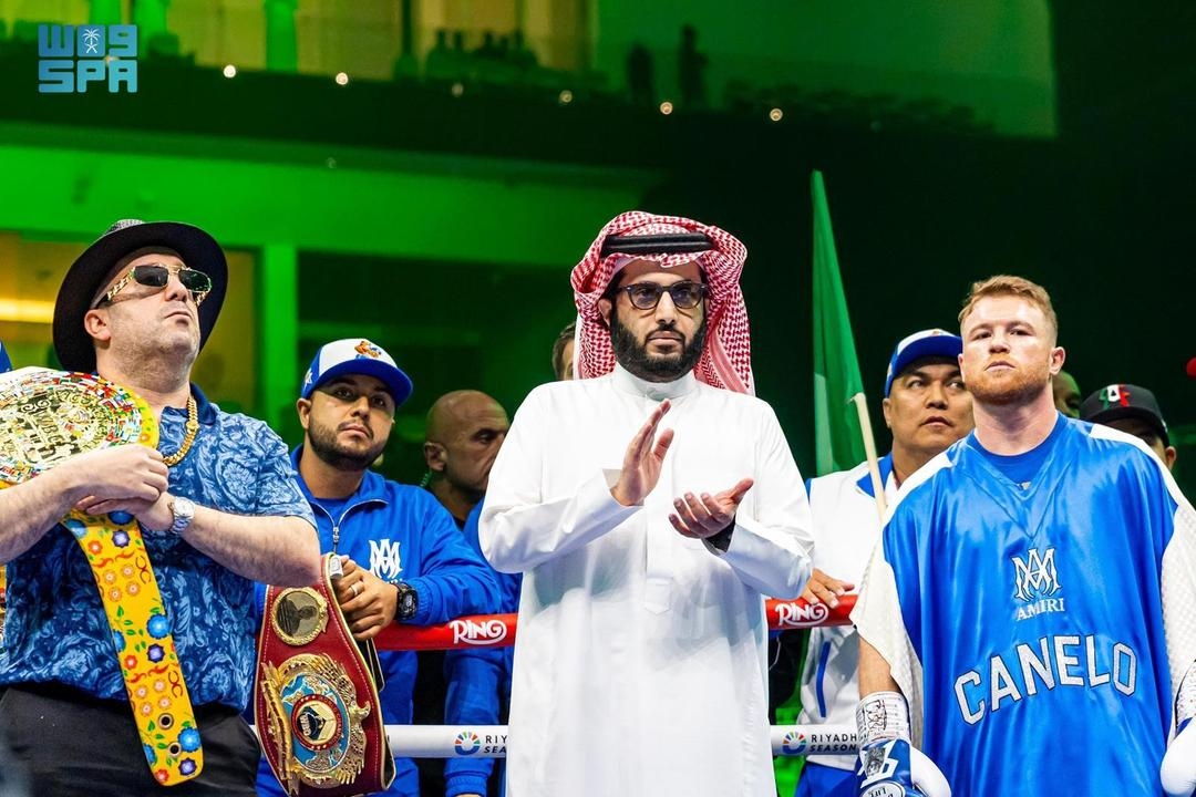 كانيلو ألفاريز يفوز ببطولة العالم بلا منازع للوزن المتوسط الفائق ضمن فعاليات موسم الرياض