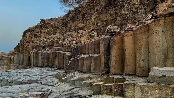 'الأعمدة البازلتية' في عسير.. منحوتات طبيعية تروي قصة الأرض