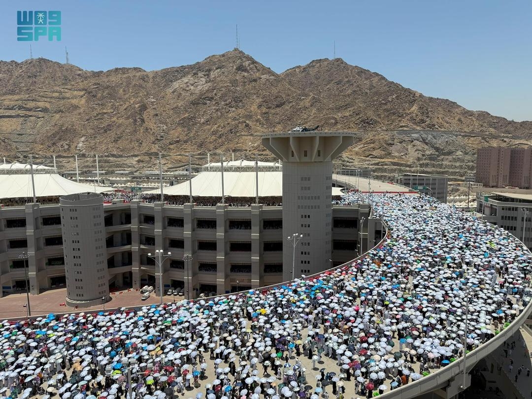 حُجّاج بيت الله الحرام يرمون الجمرات الثلاث في ثاني أيام التشريق
