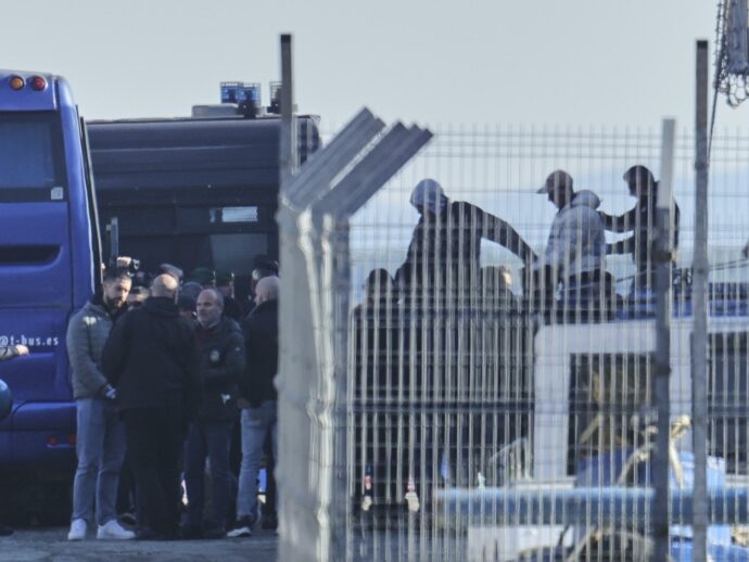 Tunisie Telegraph بينهم تونسيون :وزير الداخلية الإيطالي يعلق على نقل مهاجرين بشكل مهين إلى ألبانيا