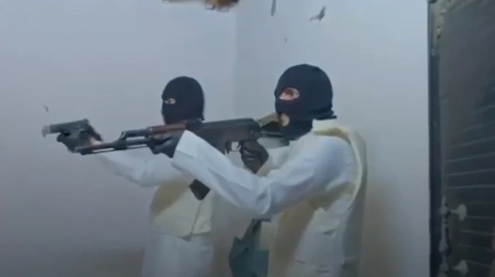 شاهد: لحظة المداهمة الأمنية لأوكار شبكات تهريب المخدرات والقبض على 19 مهرباً في الشرقية وجازان وعسير . صحيفة المرصد