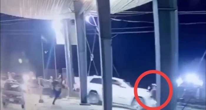 شاهد.. سائق يقتحم نقطة تفتيش ويدهس شرطي في كركوك بالعراق