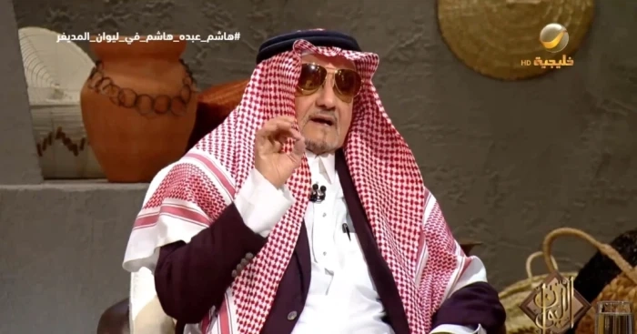 بالفيديو.. الدكتور "هاشم عبده هاشم" يروي قصة عمله "فراش جمارك" في جازان بعد المرحلة الابتدائية