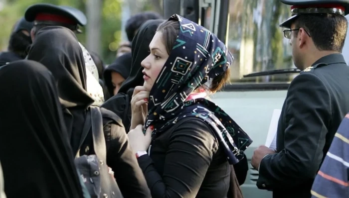 إيران تعلن إلغاء شرطة الآداب بالكامل.. وتكشف السبب