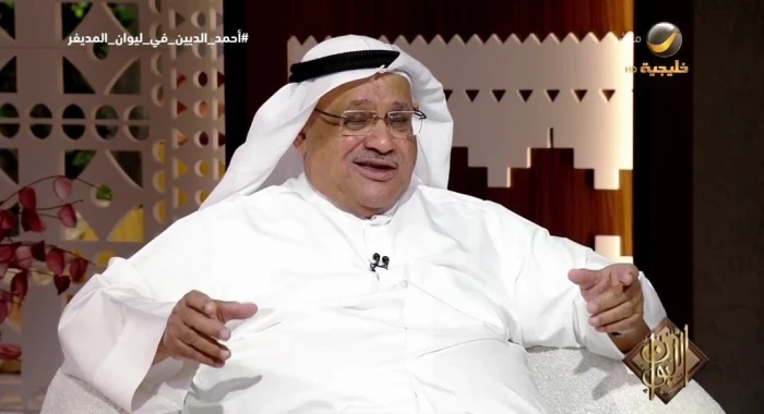 «أخرج مسدسًا من جيبه».. بالفيديو.. أحمد الديين يكشف ردة فعل الرئيس اليمني سالم رُبَيِّع علي بعدما سكب مشروب على ملابسه