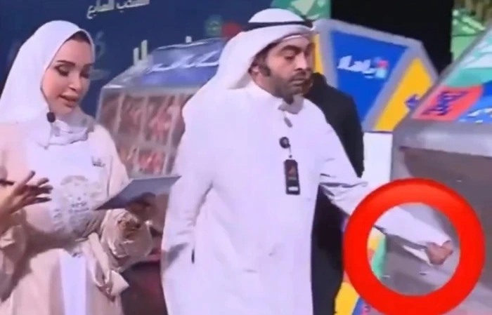 الكويت.. شاهد.. فيديو جديد لموظف وزارة التجارة المتهم في قضية التحايل في سحوبات جائزة وهو يقوم بإخراج كوبون آخر من كم الثوب