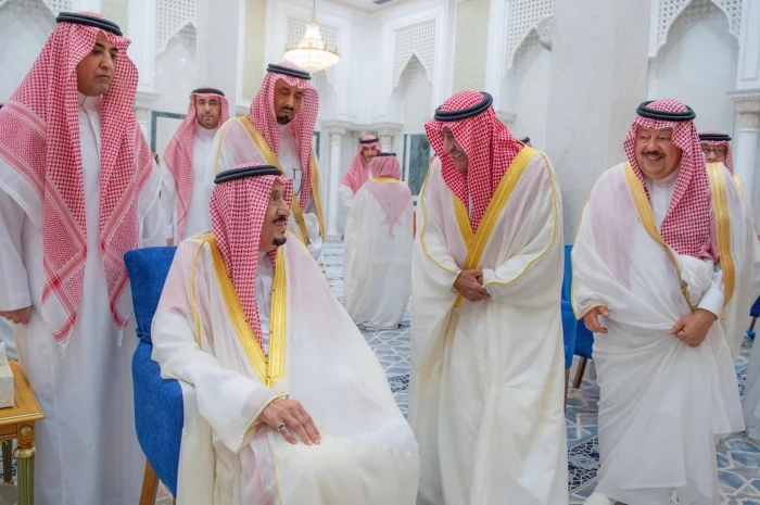 شاهد.. صورة باسمة تجمع خادم الحرمين والأمير مقرن بن عبدالعزيز أثناء أداء صلاة العيد في قصر السلام بجدة