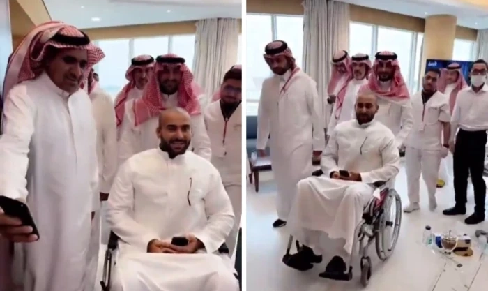 يجلس على كرسي متحرك.. شاهد: لحظة خروج يزيد الراجحي من مستشفى بالرياض