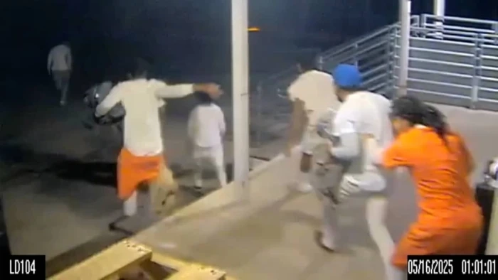 شاهد.. لحظة هروب 10 سجناء من داخل سجن في أمريكا