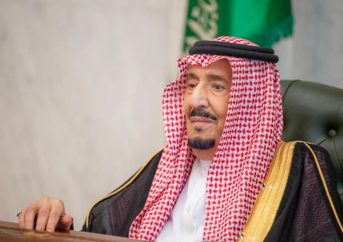 أمام خادم الحرمين.. بالصور :  الأمراء يؤدون القسم عقب صدور الأوامر الملكية بتعيينهم في مناصبهم الجديدة