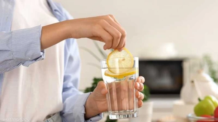 ماذا يحدث لجسمك في حال تناول كوب ماء مع شريحة الليمون يوميا لمدة شهر؟