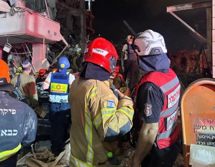 35 مفقوداً إسرائيلياً في بات يام جنوب تل أبيب  جراء استهداف مبنى بصاروخ إيراني
