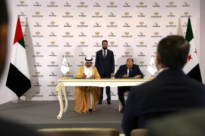 بحضور الشرع.. بالصور : سوريا توقع اتفاقية "امتياز" مع موانئ دبي العالمية لتطوير وتشغيل ميناء طرطوس بقيمة 800 مليون دولار أمريكي