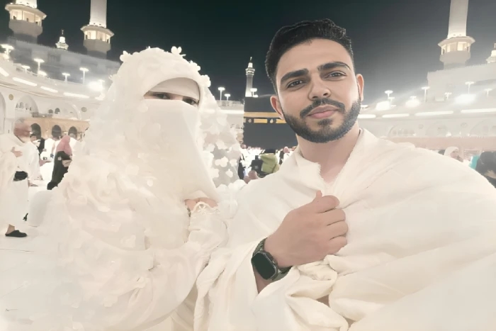 بالصور: مصري يلتقط سليفي مع عروسه في الحرم .. ويعلق:  تركنا صخب الأفراح لنسكن سكينة البيت الحرام