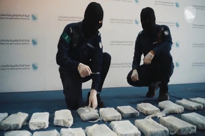 عُثر عليها مخبأة في "لحوم مجمدة".. بالفيديو: إحباط تهريب 28.9 كيلو جرام من مادة الكوكايين المخدر