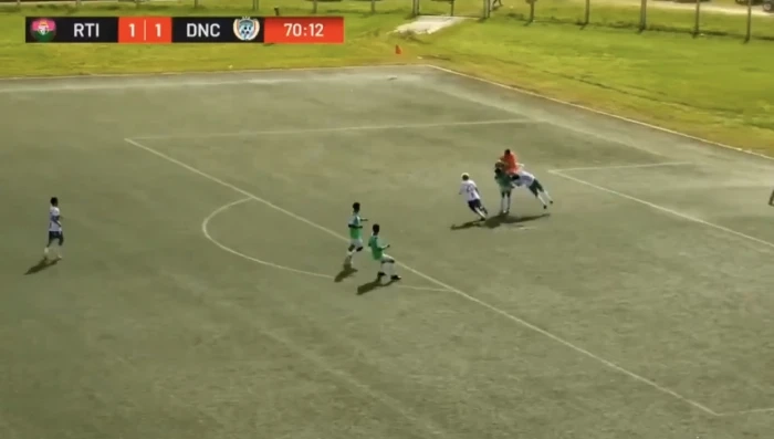 وفاة مأساوية للاعب شاب بعد تدخل قوي مع الحارس في بطولة كأس بيرو «فيديو»