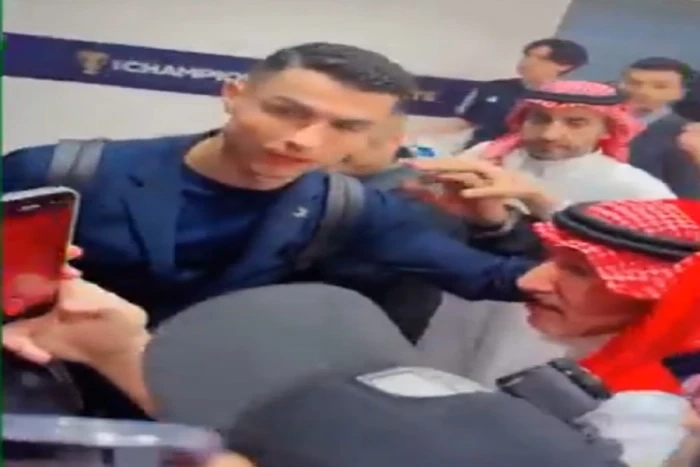 «أهلا يا صديقي».. شاهد.. كريستيانو رونالدو يفاجئ إبراهيم الفريان